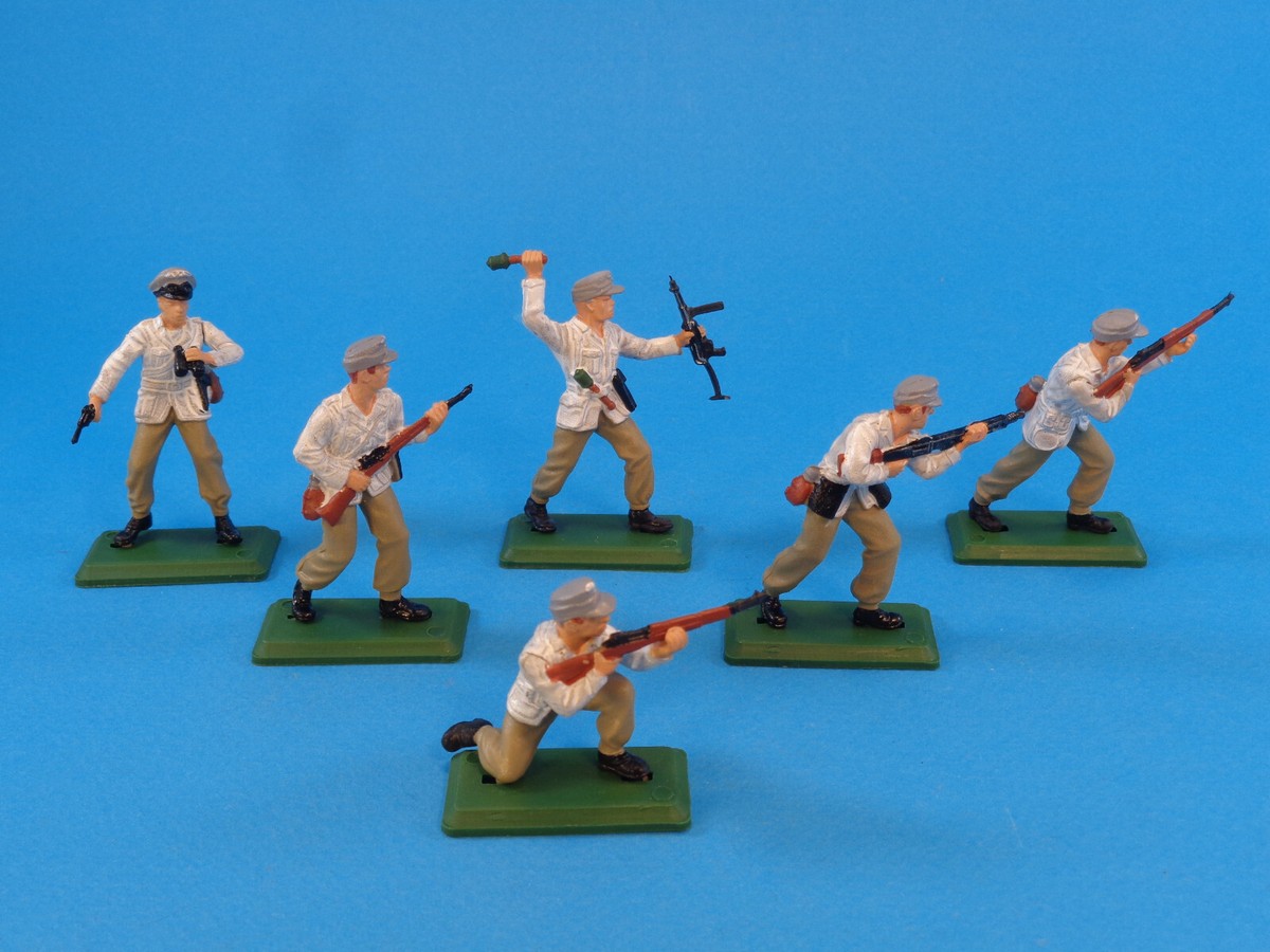 BRITAINS DSG * WWII WINTER/SNOW GERMAN INFANTRY TROOPS * PLASTIC