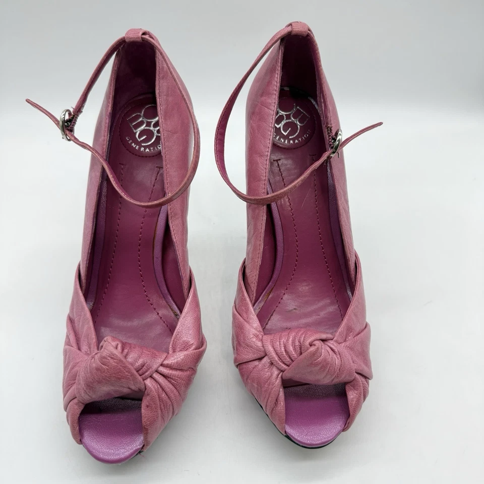 Sandalia con lazo rosa BCBGeneration para mujer punta abierta talla 6 B Foto 2 de 4