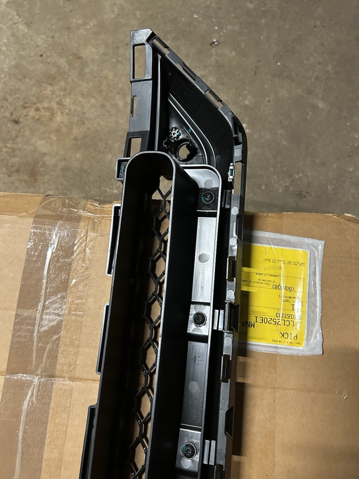 Genuine Maserati Lower Front Bumper Grille 670198182
