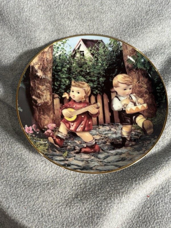 Danbury Mint/M.J. Hummel Little Companions Collector Plate “Private Parade”