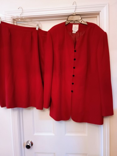 EN Avance Woman 2 piece dark red suit 90's