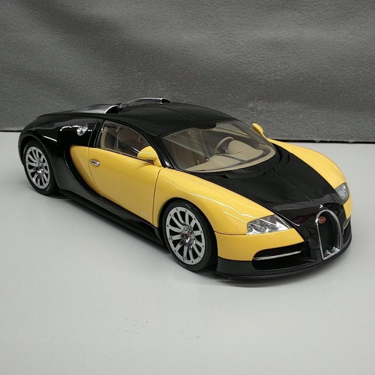 1/18 AUTOart Bugatti EB 16.4 Veyron Black Yellow w/ Box From 1/18 AUTOart Bugatti EB 16.4 Veyron Black Yellow w/ Box From