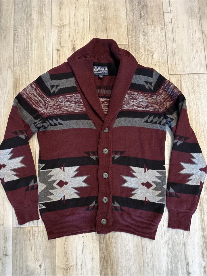 Cárdigan American Rag para hombre con patrón azteca granate/negro/gris talla pequeña Foto 3 de 4
