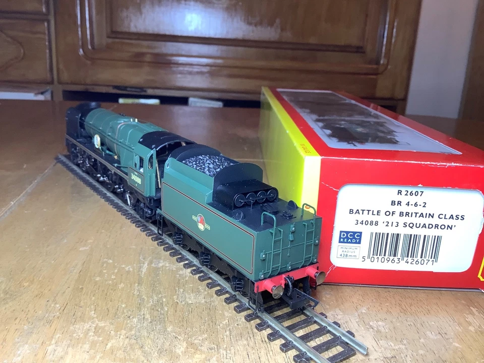 Hornby R2607 BR 4-6-2 Rebuilt Battle of Britain Class 34088 213 Squadron - Image 4 of 4