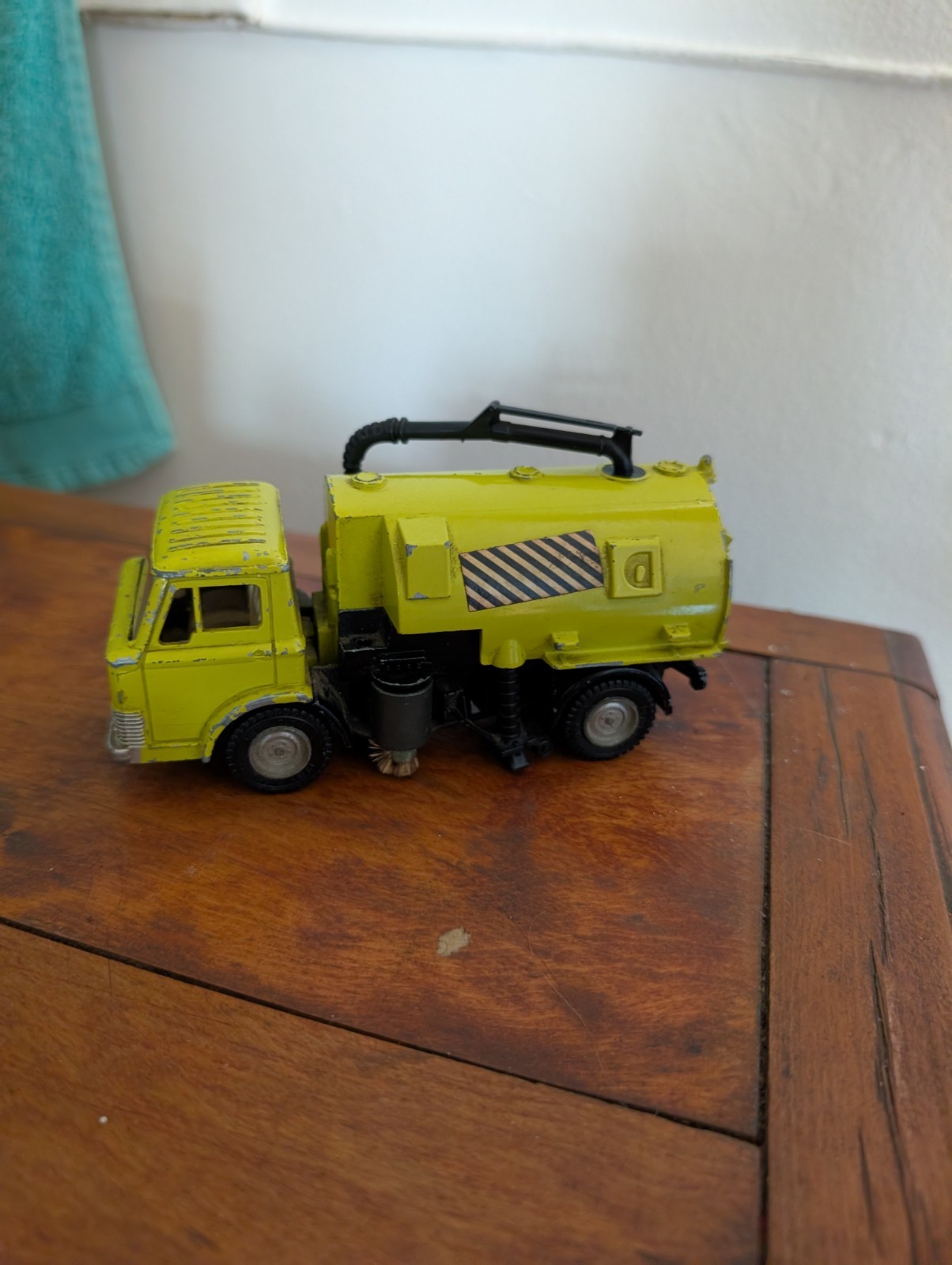 Dinky 451, Johnston Road Sweeper - Free Price Guide & Review
