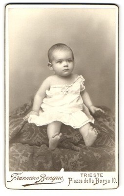 Photograph Francesco Benque, Trieste, Piazza della Borsa 10, cute little ski 