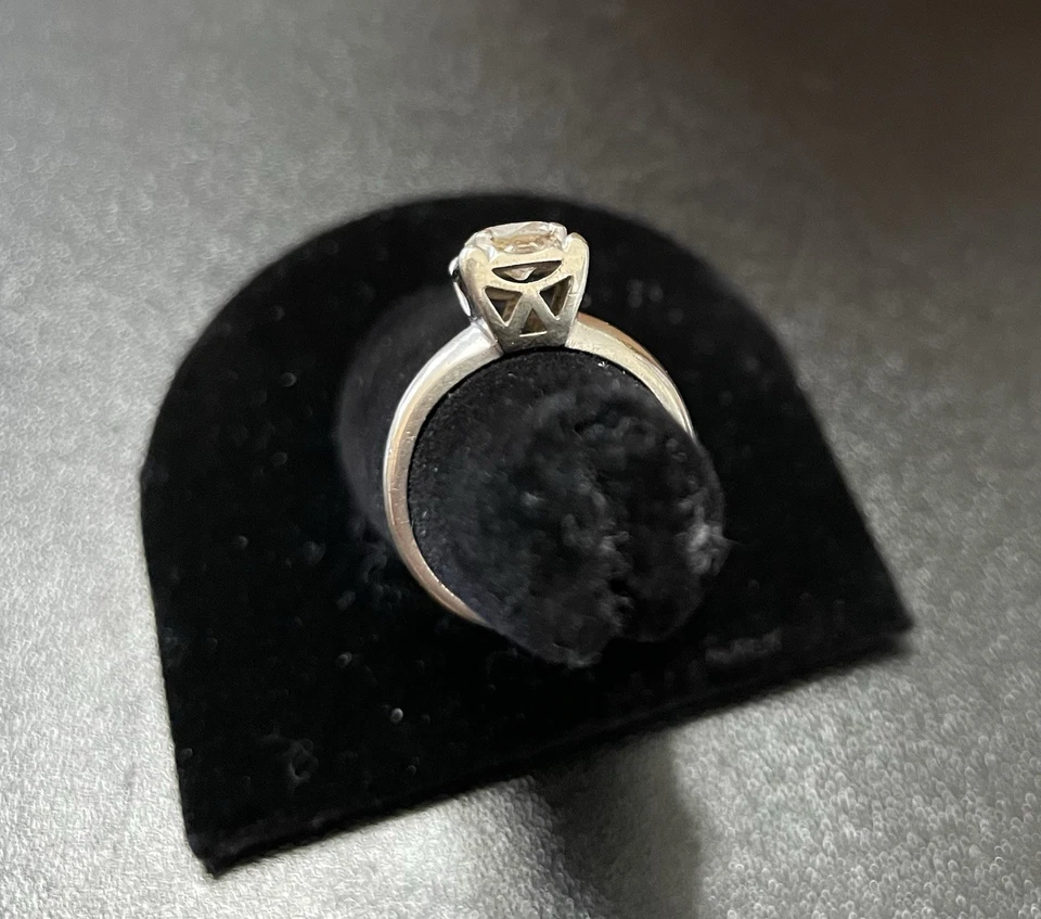 Anillo vintage de oro blanco de 14K y diamantes para dama Foto 4 de 4