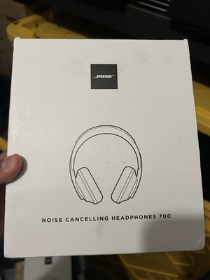 Bose 700 Over-Ear Noise-Cancelling Wireless Bluetooth Headphones -Black