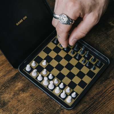 Luckies - Iron & Glory Game on Reise Schachspiel
