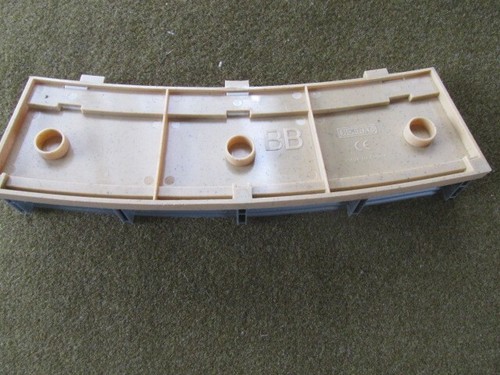 Hornby Scalextric L8680 1/32 Tan/Beige Curved "BB" Borders w/Barriers (4pcs) - Picture 5 of 11
