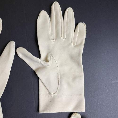 Vintage ladies gloves 2 pair Wrist Length White Soft - Picture 5 of 13