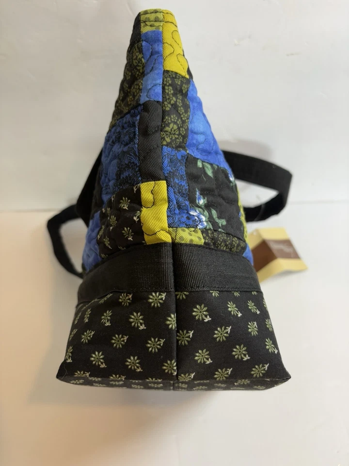 Bolso de Mano Donna Sharp Patchwork. Nuevo con etiquetas. 12”W x 9”H x 5”D. Bolsillos interiores. Foto 3 de 4