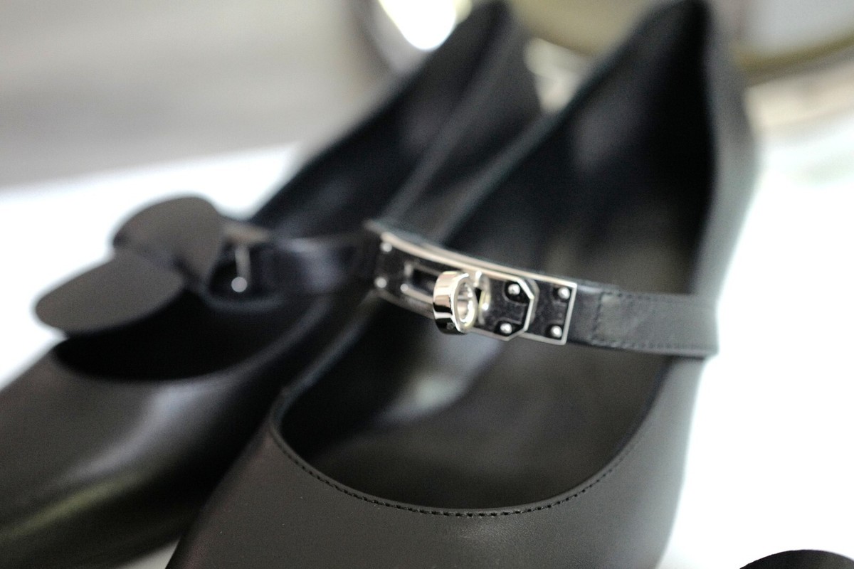 Brand New Hermès Kiara 40 Pumps With Kelly Buckle in Noir Size