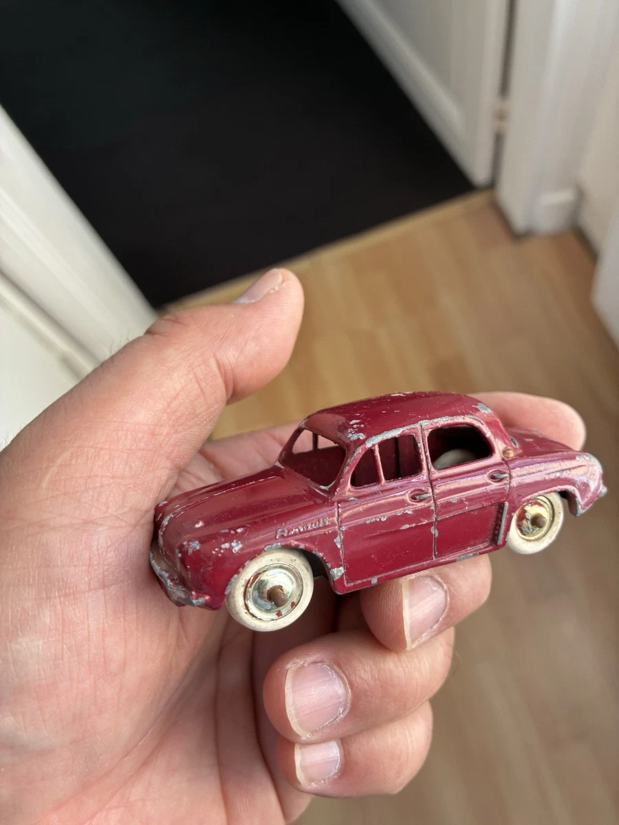 Q956 GITANES CIJ MICRO-MINIATURE RENAULT DAUPHINE ROUGE