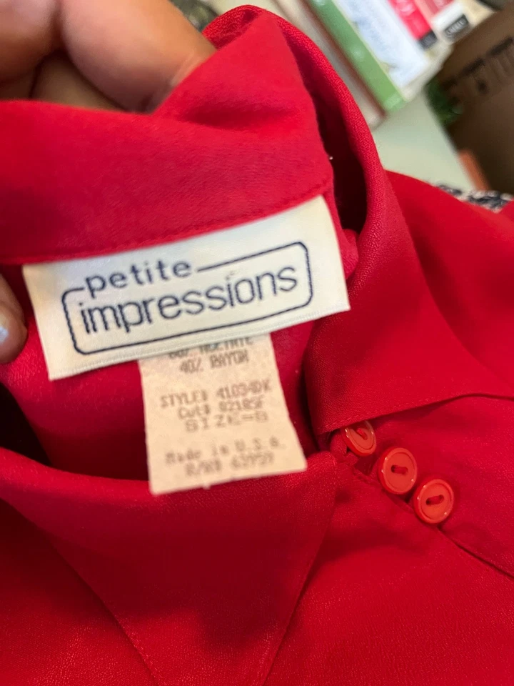 Blusa vibrante vintage roja con botones Foto 3 de 3