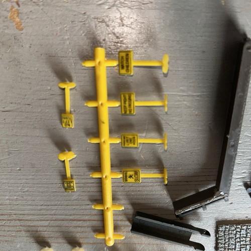 Approximately 100 Pieces N Scale,Poles Bridge Parts,Signs, Sold As Is - Picture 6 of 17