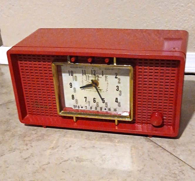 SYLVANIA Cardinal Red Analog Clock Radio Alarm Electric R598-8888