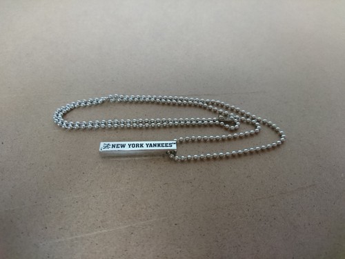 NEW YORK YANKEES MLB LISCENSED BAR NECKLACE (20" long chain) "NEU & VERSIEGELT" - Bild 2 von 4