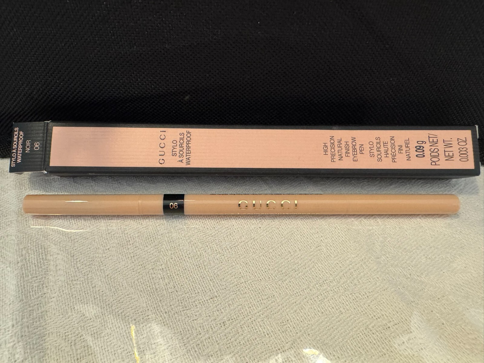 Gucci Stylo à Sourcils Waterproof 06 Noir idéal pour un regard impeccable du matin au soir