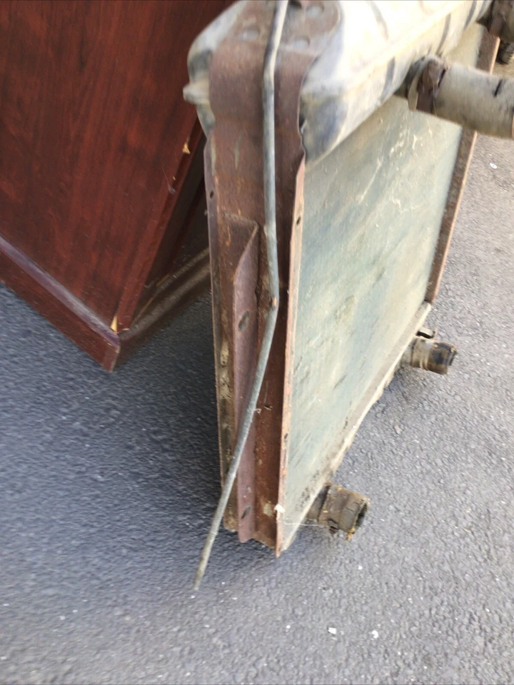 1951-1956 ORIGINAL FORD F- 100 SERIES TRUCK  V 8 CYLINDER RADIATOR 0EM Vintage - Image 4 of 4