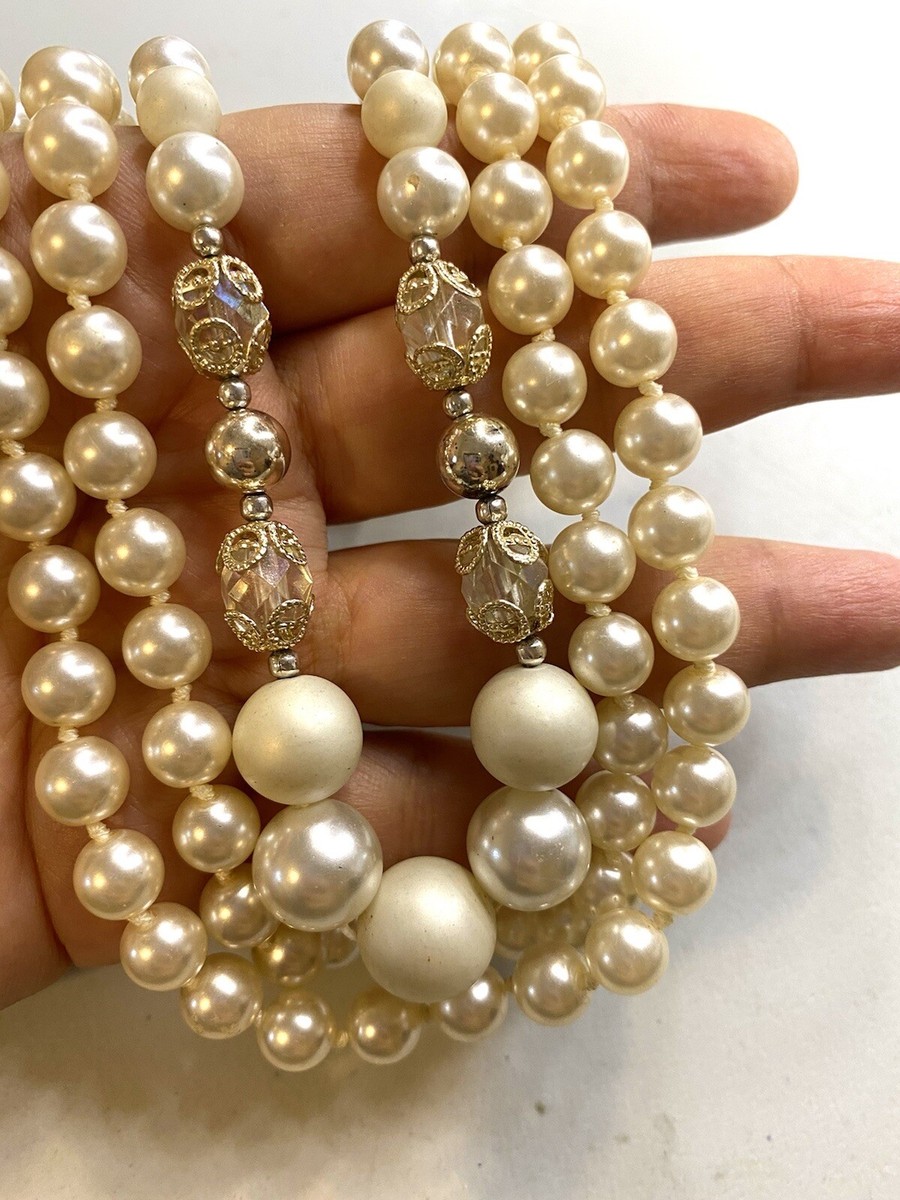 7.172 Vintage three-row necklace, pearls, clasp with a large pearl
