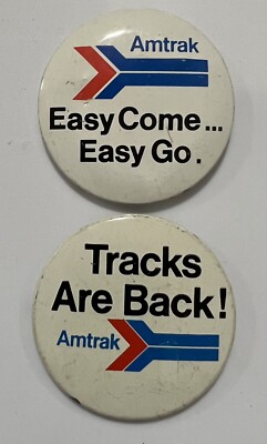 ZWEI AMTRAK EISENBAHN WERBEKNÖPFE