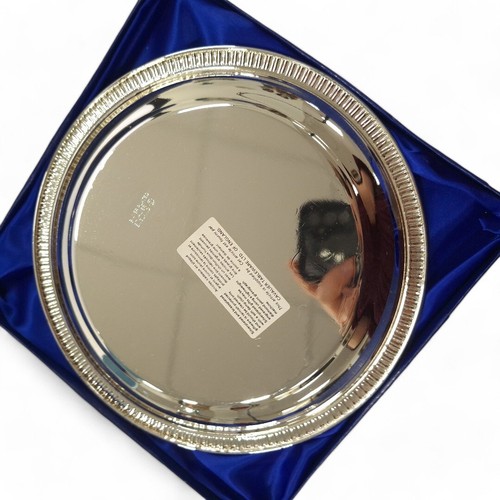 Wedgewood Royal Celebration Decorative Plates x 3 and Silver Plated Platter x 1 - Picture 7 of 24
