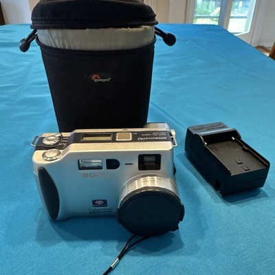 Sony Cybershot DSC-S70 3.3MP Compact Digital Camera Silver W/Battery