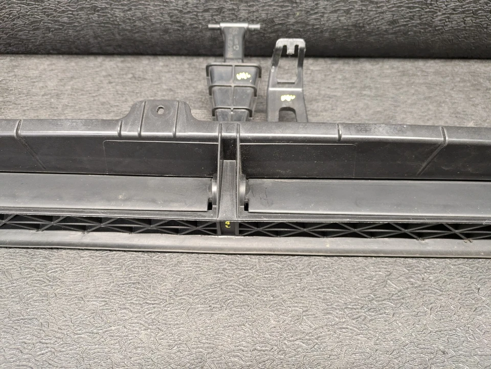 OEM AGRIETADO 2018-2023 GMC TERRENO OBTURADOR DE AIRE INFERIOR 84614525 Foto 3 de 4