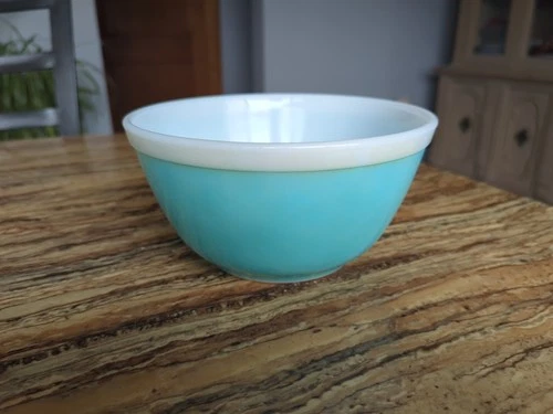 Vintage Light Blue Pyrex Bowl With White Rim 1.5 Qt #402