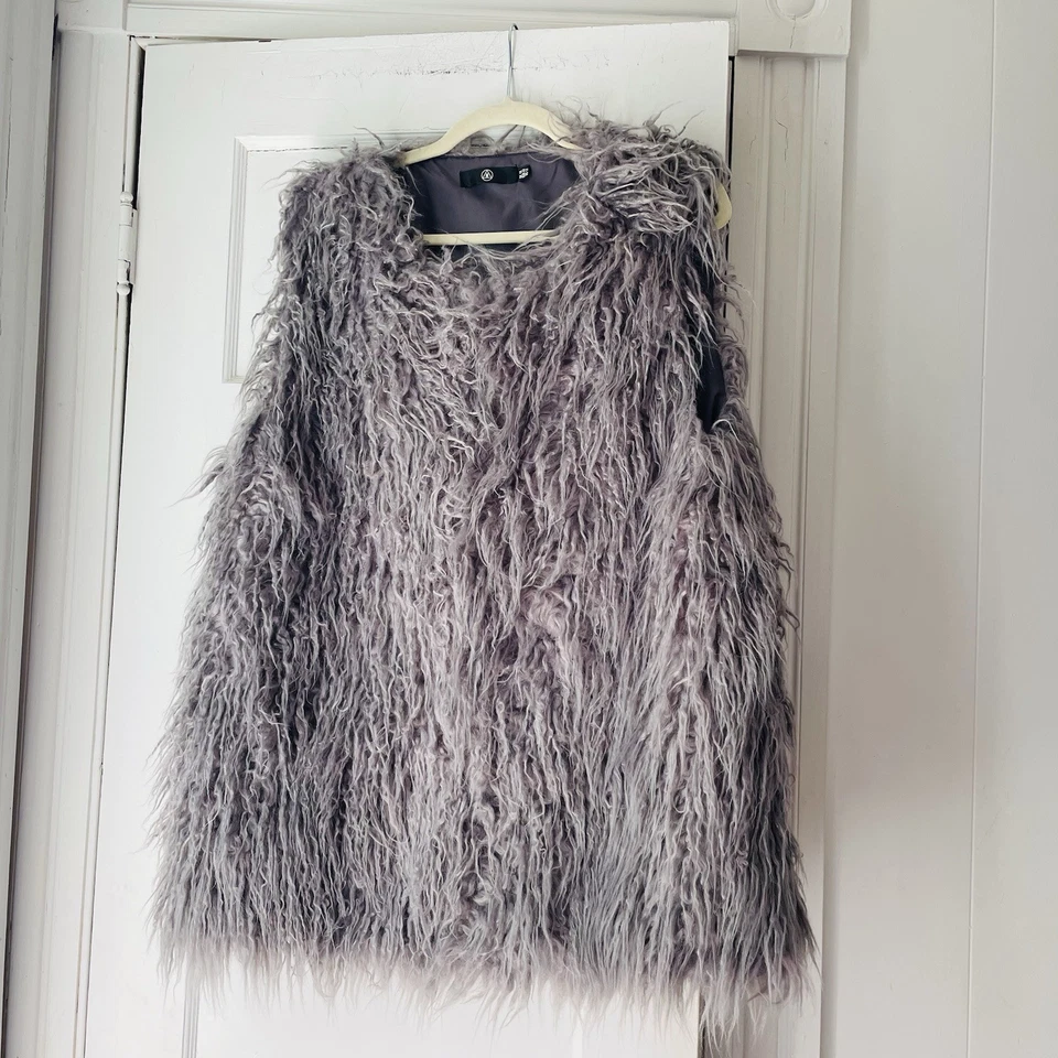 Misguided Mujer Talla 12 Peludo Gris Imitación Piel Chaleco Chaqueta Gancho Cierre Boho Hippie Foto 2 de 4