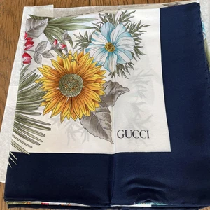 Foulard GUCCI soie fleurie marine blanc jaune rouge bleu design élégant