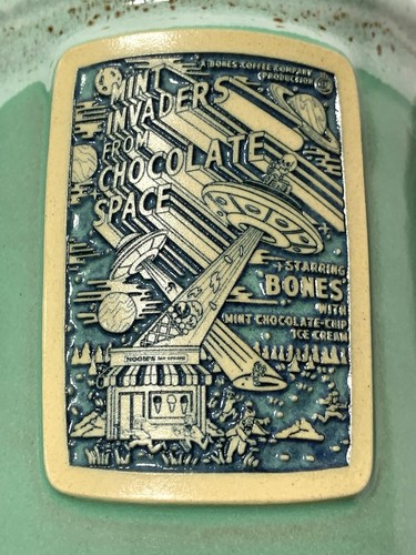 Deneen Pottery-Bones Coffee Co. Mint Invaders Chocolate Space Mug 2021 - Bild 2 von 6