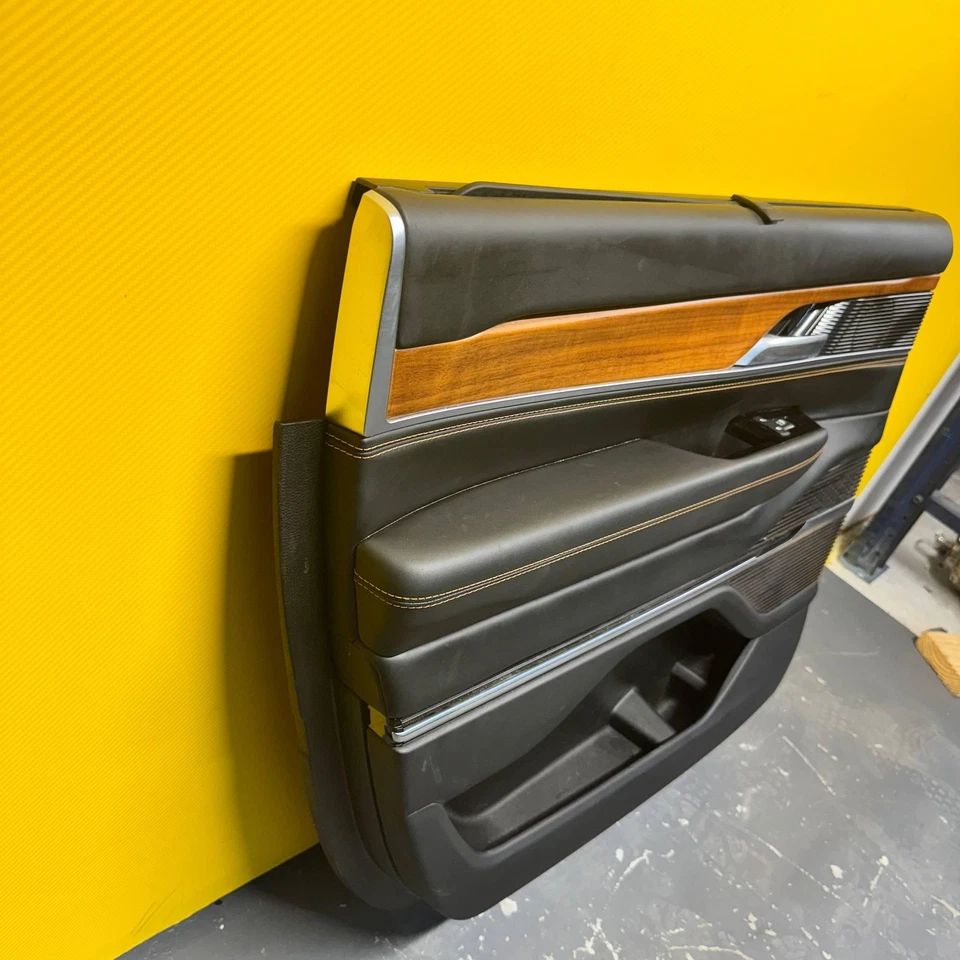 Panel de puerta trasera izquierda para conductor Jeep Grand Wagoneer 2022-2025 con parasol Foto 3 de 4