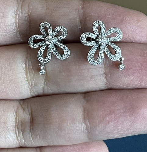 Pendientes de diamantes de 0,64 quilates de oro blanco de 18 quilates con dijes de flores de plumeria Cervin Blanc - Imagen 7 de 12