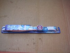 1 NEW ORAL B 3D WHITE w CRISSCROSS BRISTLES WHITENS BETWEEN TEETH TOOTHBRUSHES