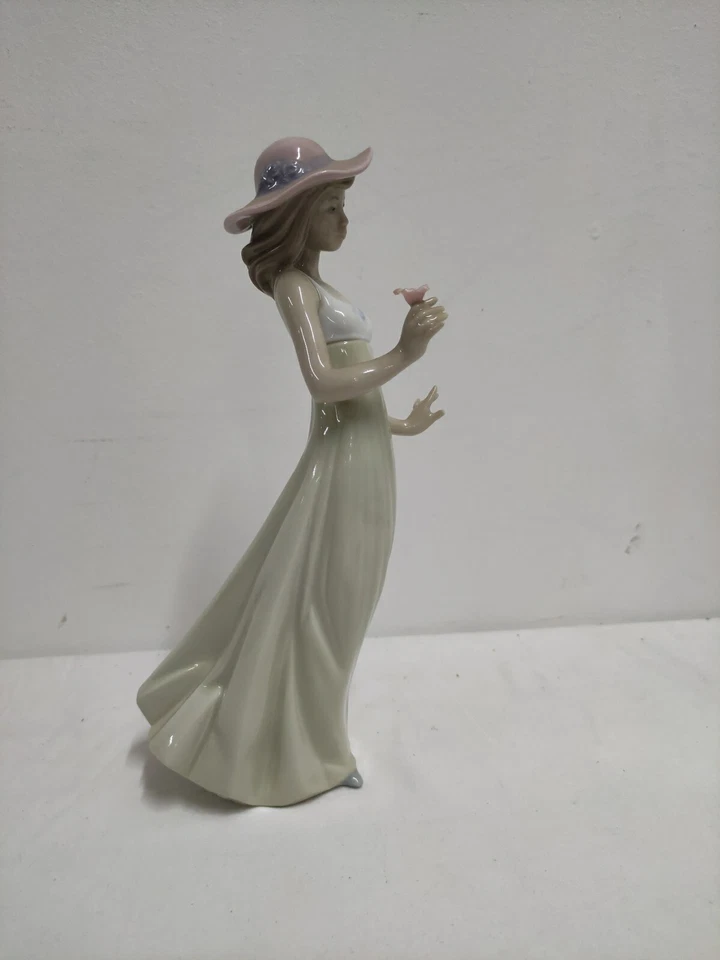 Statua Nao Giovane Donna Con Il Cappello Gentle Breeze Porcellana Lucida Lladro  - Immagine 4 di 4