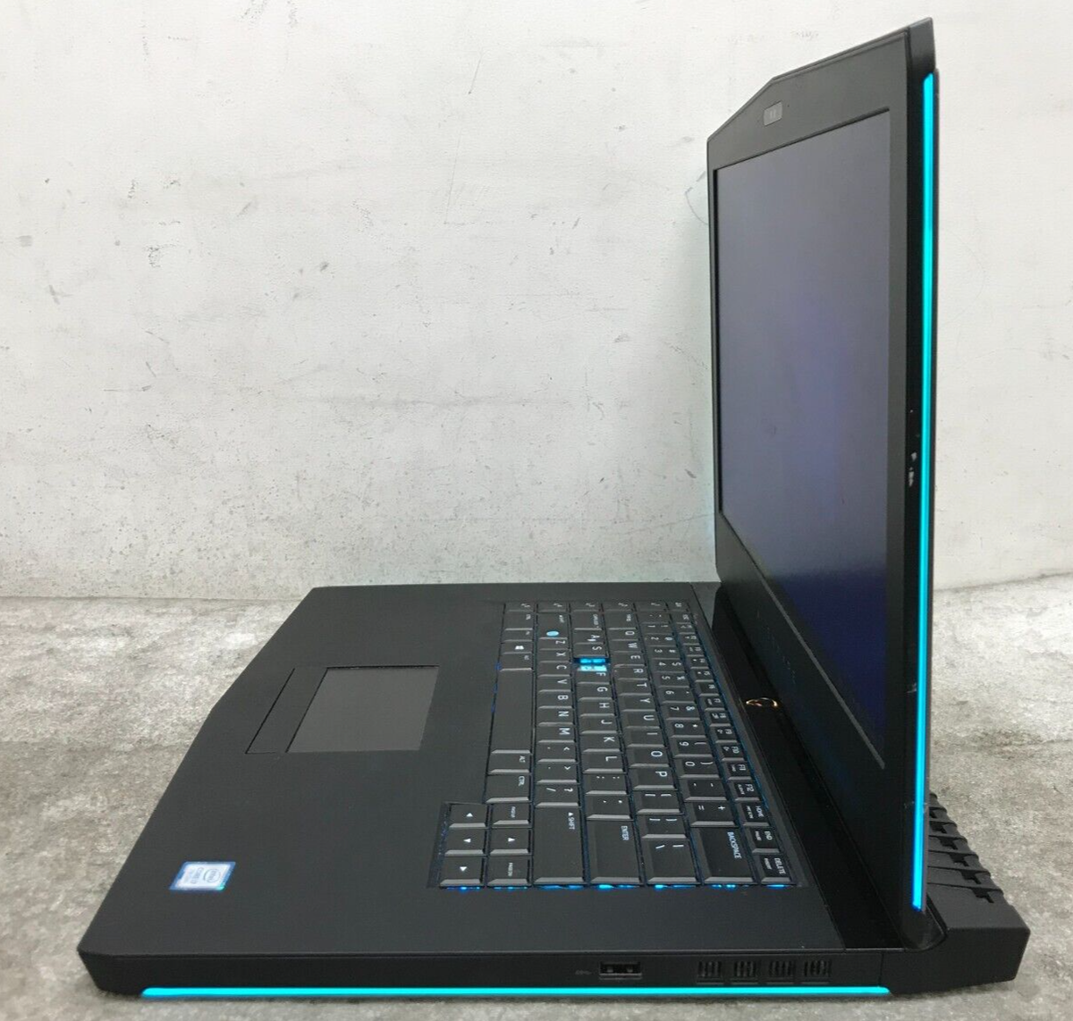 Alienware 15-R3 / Intel Core i7-7700HQ 2.80GHz / 16GB RAM / 1TB