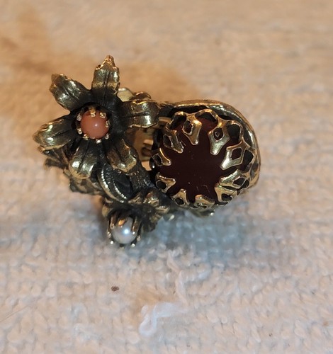 Vintage Antiqued Gold Clip-on Earrings With Garnet Red Color Stone - Picture 2 of 3