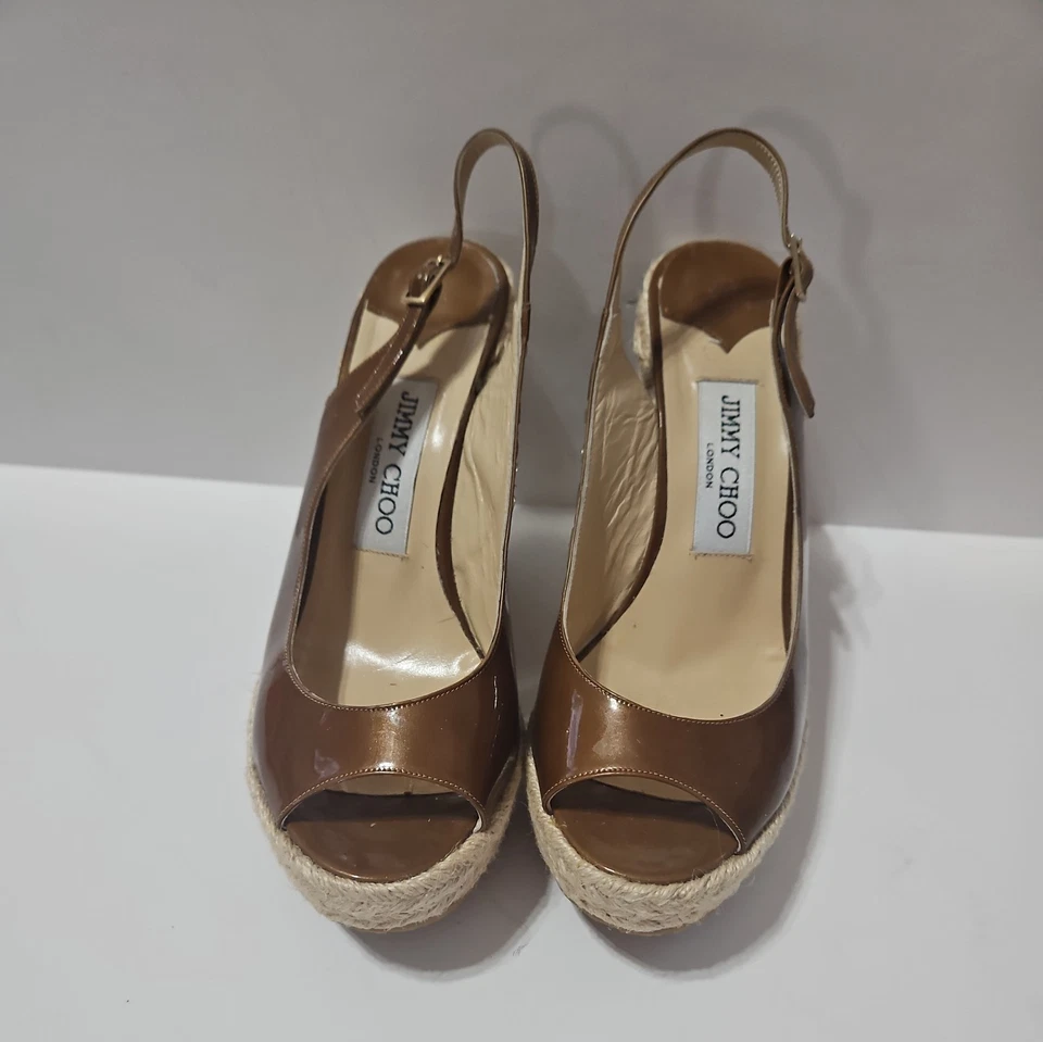 Sandalia de cuña alpargata punta abierta de charol marrón Jimmy Choo talla 37 Foto 2 de 4