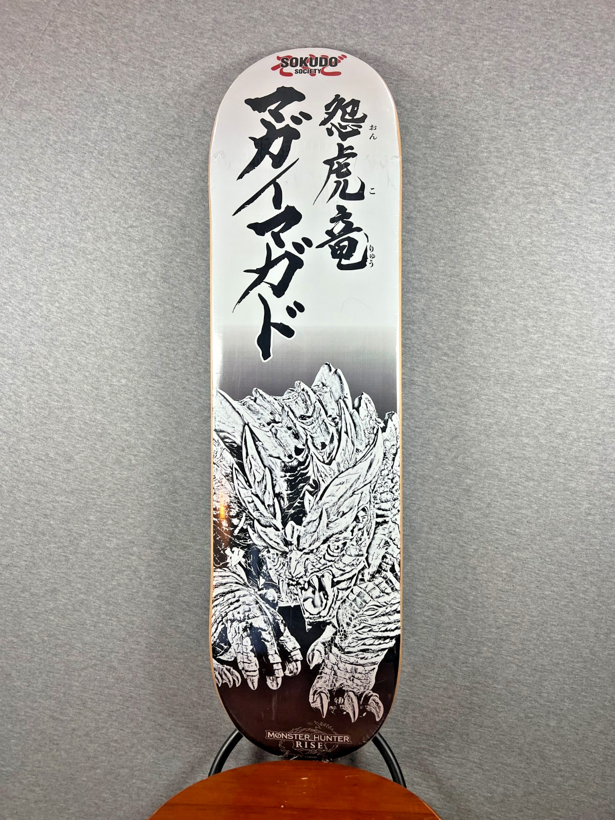 Monster Hunter Rise Magnamalo tabla de skate Sokudo Society anime Capcom arte