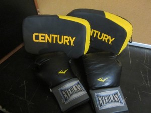 2 Century Brave Curved Muay Thai Pad w/ Everlast Boxing Gloves 11'