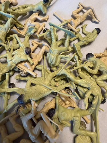Lot of 100 Army Men Toy Soldiers - Assorted Manufacturers Some Vintage - Picture 3 of 8