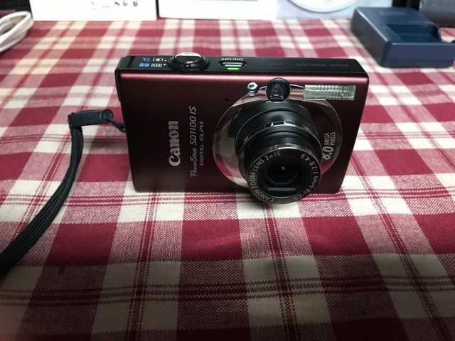 Canon Powershot Digital SD1100 IS Camera, Battery, Charger, Case