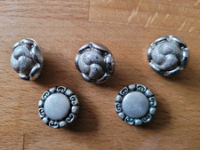 5 metalowych guzików