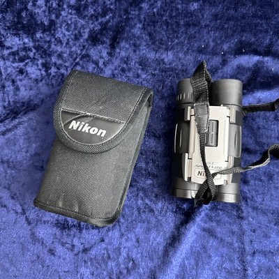 Nikon Sport Lite 10x25 DCF Kompaktfernglas in Silber mit Gehäuse in Silber