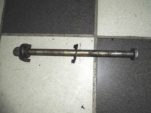 Suzuki GR 650 GP51 A  Steckachse hinten Hinterrad Achse Radachse