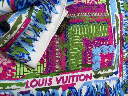 Louis Vuitton Wrap Monogram LV Logo Paradise Green Pink Flower Blue Border Scarf - Afbeelding 10 van 15