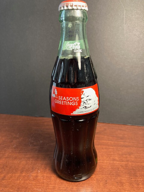 Coca-Cola 1991 Merry Christmas ボトル Coca-Cola 1991 Seasons Greetings Commemorative Glass Bottle 8 oz