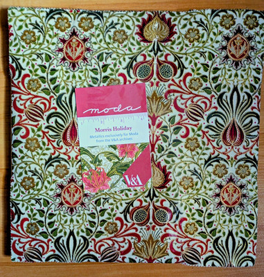Rarität Moda Patchworkstoff Layer Cake Morris Holiday Metallics  Baumwolle 